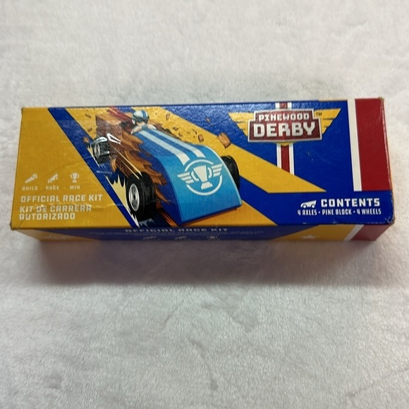Pinewood Derby Grand Prix Official Race Kit: 4 Axles, Pine Block, 4 Wheels New - Picture 1 of 8